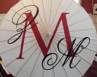 Sombrilla de boda con monograma personalizado: accesorio para fotos nupciales pintado a mano