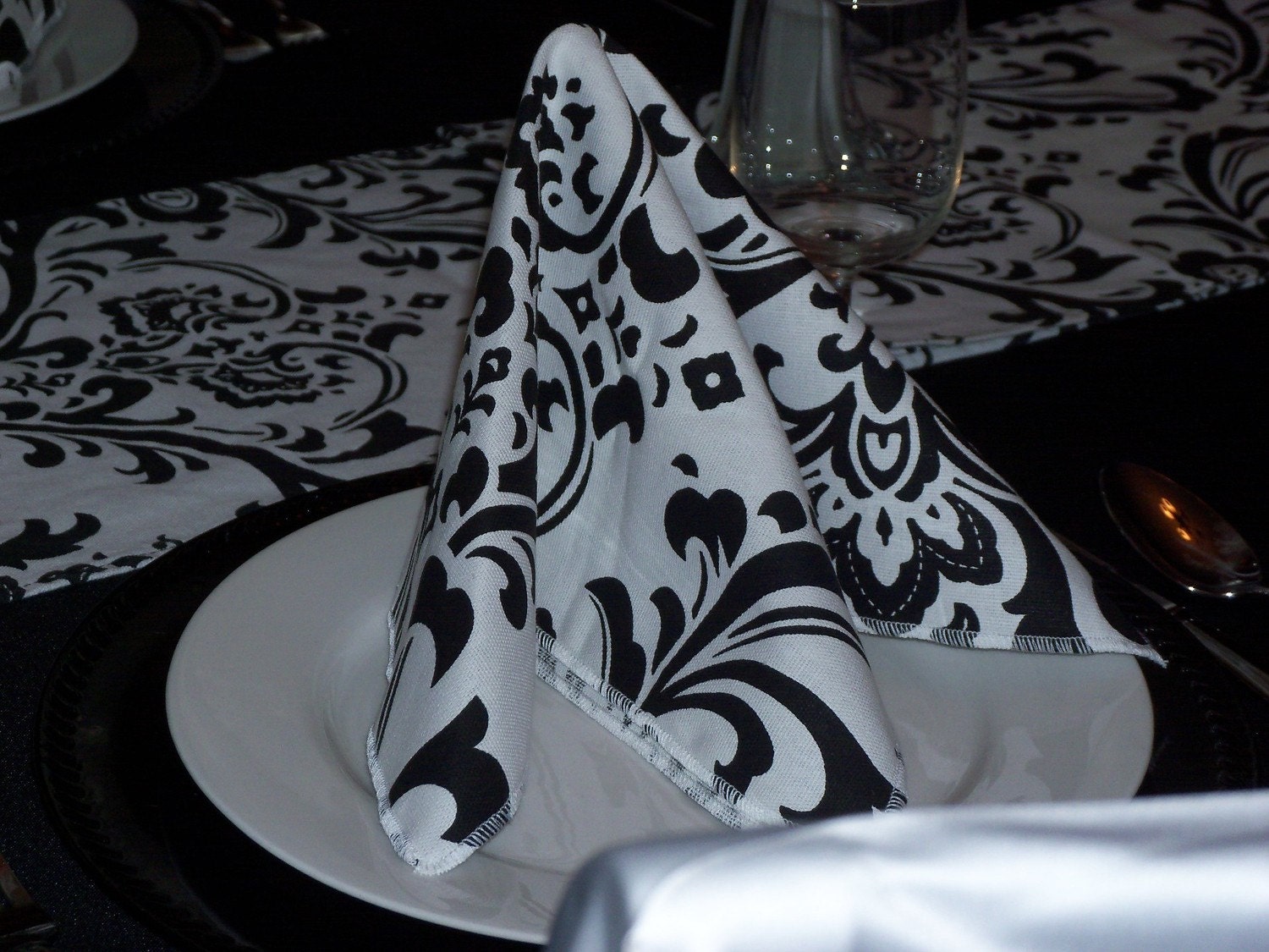 Black and White Napkins Wedding Table Centerpiece Floral Damask Set ...