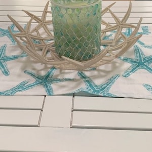 Decoración de mesa para boda en la playa, camino de mesa náutico, centro de mesa, mantelería azul agua, estrellas de mar, conchas marinas, recepción de boda de destino