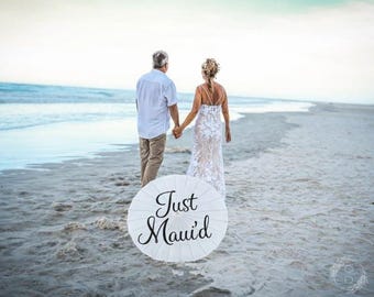 Sombrilla personalizada para bodas en destinos de playa, accesorio para fotografía tropical en Hawái, letrero personalizado "Just Maui'd"