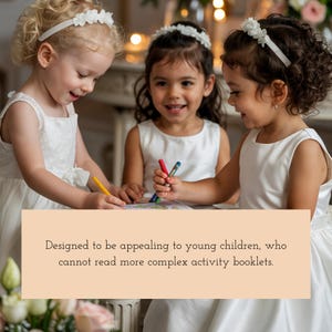Puede incluir: Tres ni&ntilde;as peque&ntilde;as con vestidos blancos y diademas de flores est&aacute;n coloreando con crayones. Est&aacute;n sentadas en una mesa con un mantel blanco. El texto "Dise&ntilde;ado para ser atractivo para los ni&ntilde;os peque&ntilde;os, que no pueden leer folletos de actividades m&aacute;s complejos." es visible en la parte inferior de la imagen.