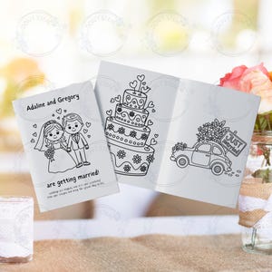 Puede incluir: Un libro para colorear en blanco y negro con tem&aacute;tica de boda. La portada presenta a una novia y un novio, un pastel de bodas y un coche con las palabras "Just Married" en la parte trasera. El texto de la portada dice "Adaline y Gregory se casan!"