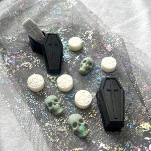 Gothic Mixed Bag ( 1 Coffin, 5 pendulums, 3 Mini Skulls)