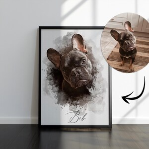 Peut inclure: Un portrait de bouledogue français de style aquarelle dans un cadre noir. Le chien est représenté dans des tons de gris et de noir, avec le nom "Bob" écrit en cursive. Une petite image circulaire du chien est également affichée.