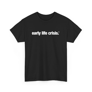 Peut inclure: T-shirt noir avec le texte blanc « early life crisis ». Le t-shirt a un col rond et des manches courtes. Le texte est centré sur la poitrine.