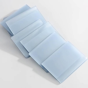 Puede incluir: Un conjunto de cinco fundas de plástico transparentes, probablemente para proteger documentos o tarjetas.