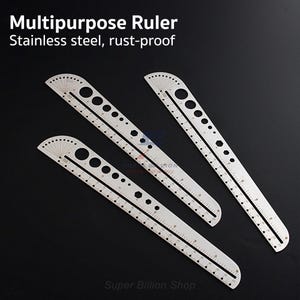 Puede incluir: Tres reglas multiusos de acero inoxidable con acabado inoxidable. Cada regla tiene un extremo curvado con marcas de grados, múltiples agujeros y medidas en centímetros. El texto "Multipurpose Ruler" y "Stainless steel, rust-proof" es visible.