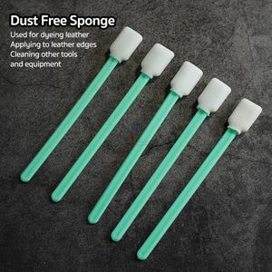 Pode incluir: Cinco esponjas sem poeira com pontas de esponja brancas e cabos verde-menta. O texto na imagem diz "Dust Free Sponge" e descreve usos para tingir couro e limpar ferramentas.
