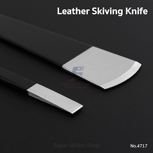 Puede incluir: Dos cuchillos para biselar cuero con mangos negros y hojas plateadas se muestran sobre un fondo oscuro. El texto "Leather Skiving Knife" está en la parte superior. Los cuchillos son para marroquinería.