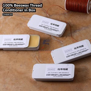 Puede incluir: Varias latas rectangulares blancas de acondicionador de hilo de cera de abejas 100%, etiquetadas como "CHAKIVI" y "ALL NATURAL 100% BEESWAX". Una lata está abierta, revelando cera amarilla. También se ve un carrete de hilo marrón. El texto "100% Beeswax Thread Conditioner in Box" está en la parte superior.