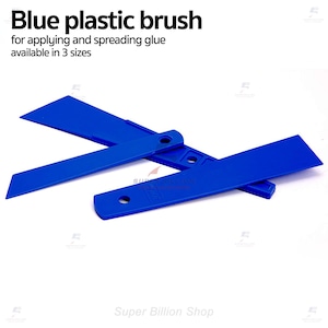 Peut inclure: Trois brosses en plastique bleu pour appliquer et étaler de la colle. Le texte de l'image indique : "Blue plastic brush for applying and spreading glue available in 3 sizes."