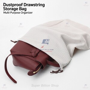 Peut inclure: Un sac à main en cuir bordeaux partiellement à l'intérieur d'un sac de rangement à cordon beige clair. Le sac a une fermeture éclair dorée et une longue sangle. Le texte sur l'image indique "Dustproof Drawstring Storage Bag" et "Multi-Purpose Organizer."