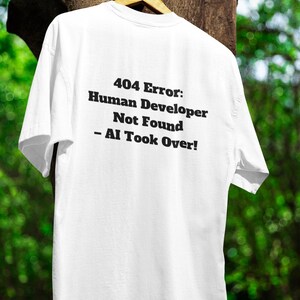 Puede incluir: Camiseta blanca con texto negro que dice "404 Error: Human Developer Not Found - AI Took Over!"