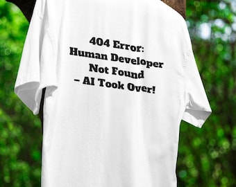 Może przedstawiać: Biała koszulka z czarnym nadrukiem "404 Error: Human Developer Not Found - AI Took Over!"