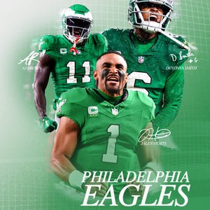 Puede incluir: Un collage de tres jugadores de fútbol americano de los Philadelphia Eagles que visten camisetas verdes con números blancos. Los jugadores son AJ Brown, Jalen Hurts y DeVonta Smith. El texto "PHILADELPHIA EAGLES" se muestra en letras blancas sobre un fondo verde.