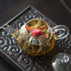 Jasminblüten Tee von MingCha - Blooming Jasmine Green Tea (8 einzeln verpackte Teekugeln mit 8 roten Organza-Säckchen und Kärtchen zum Verschenken