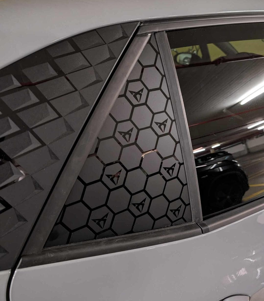 2x Avery rear window covering stickers for Born