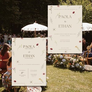 Pu&ograve; includere: Invito di nozze con accenti floreali. L'invito &egrave; per Paola ed Ethan, con la data e l'ora della cerimonia e del ricevimento di nozze. L'invito &egrave; decorato con fiori ad acquerello in tonalit&agrave; di rosa, giallo e rosso.