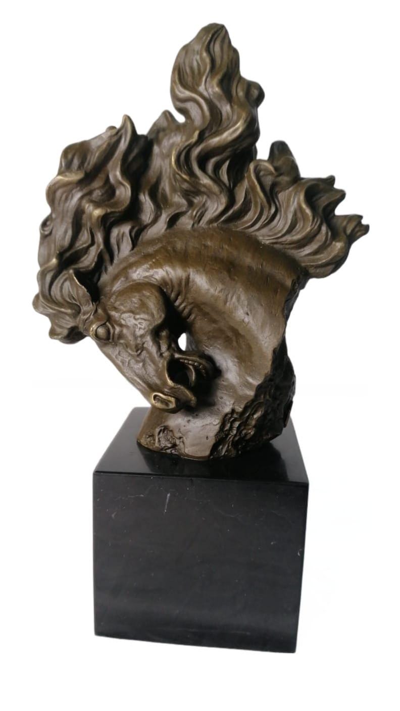 ブロンズ製の馬の頭の彫刻。炎の形をしたたてがみを持つブロンズ製の馬