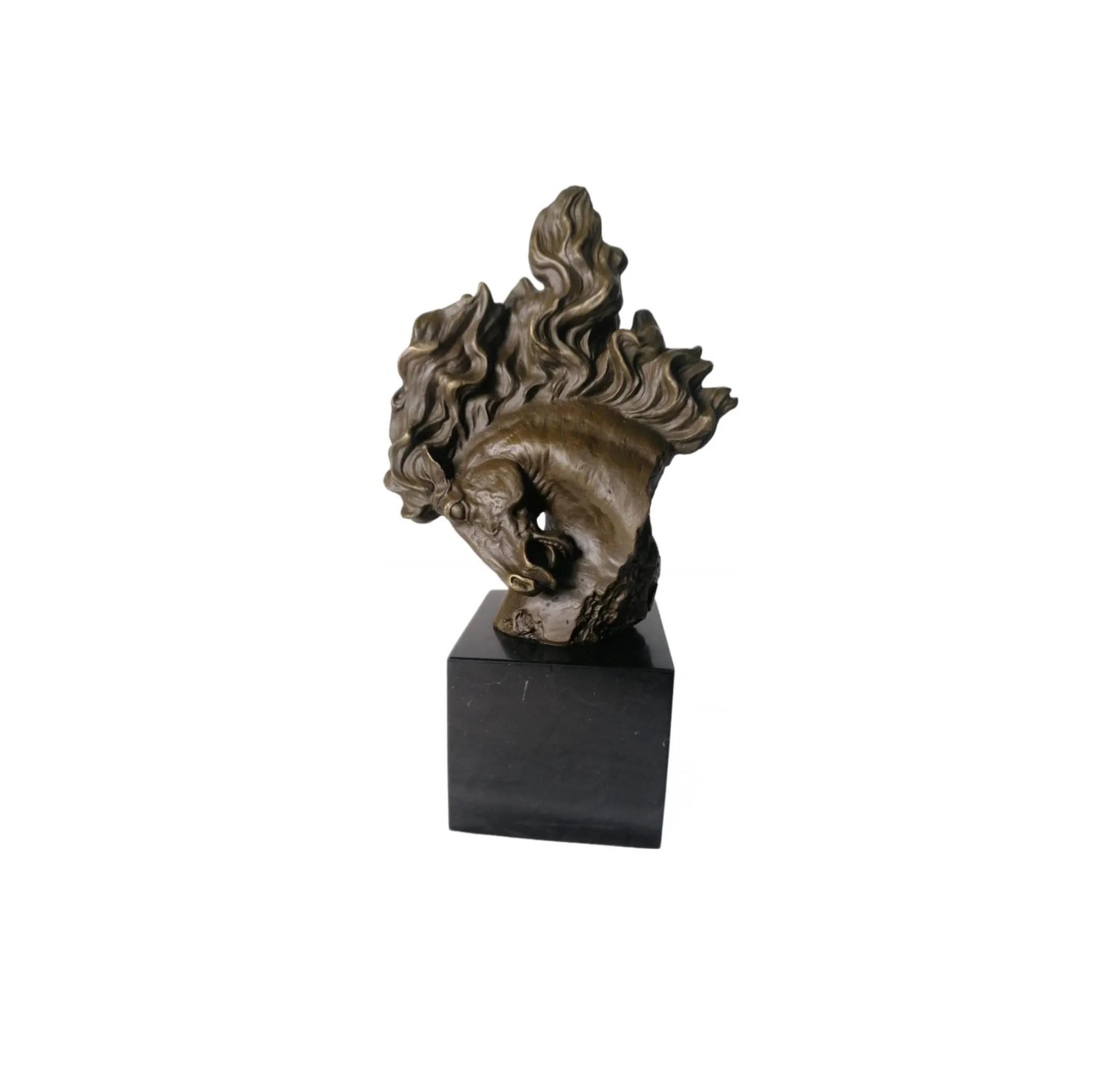 ブロンズ製の馬の頭の彫刻。炎の形をしたたてがみを持つブロンズ製の馬