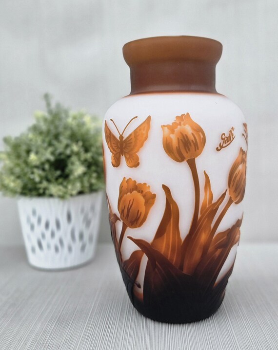 カラフルな花瓶。ガラスの花瓶の白と赤の色合い。エミール・ガレ