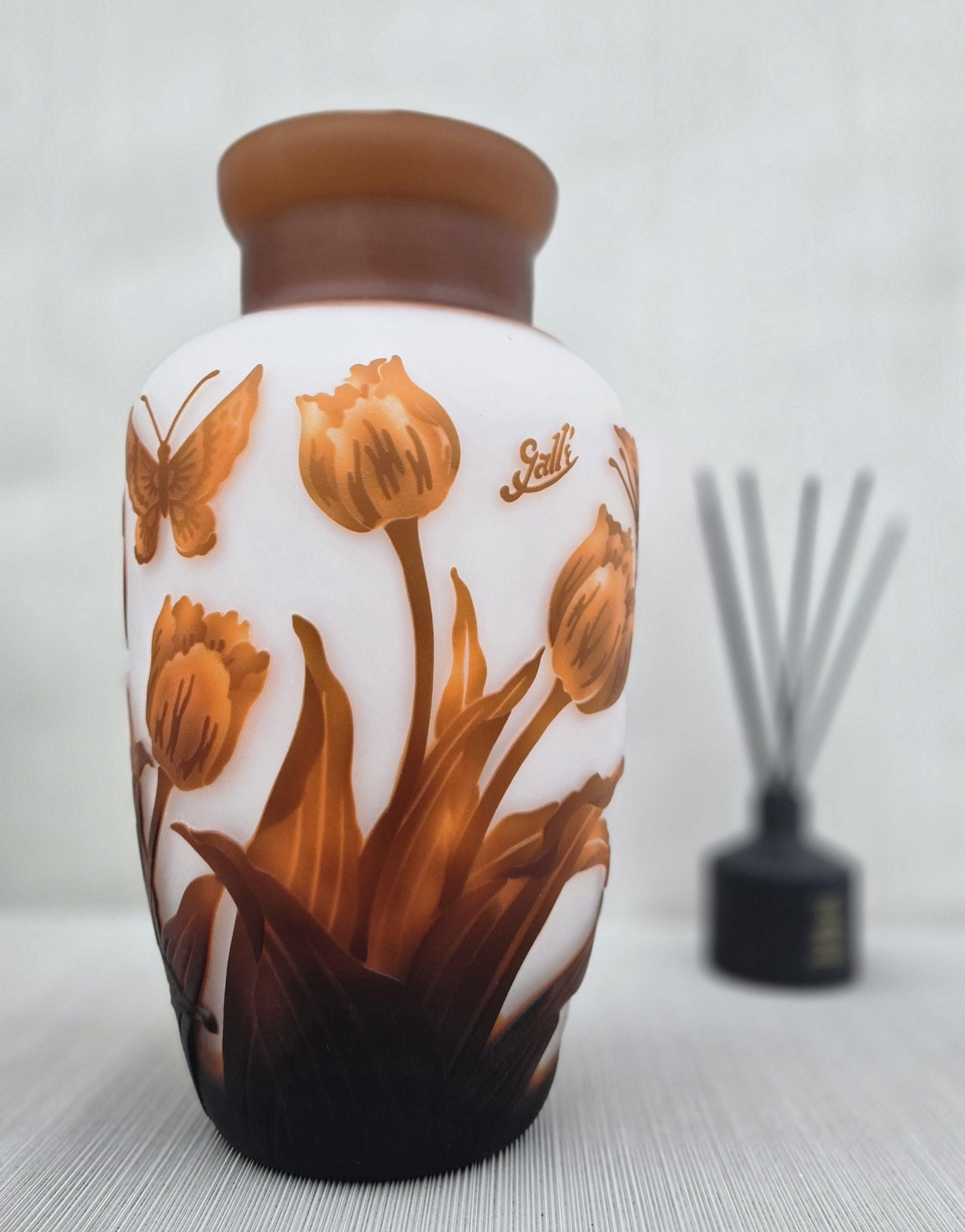 カラフルな花瓶。ガラスの花瓶の白と赤の色合い。エミール・ガレ