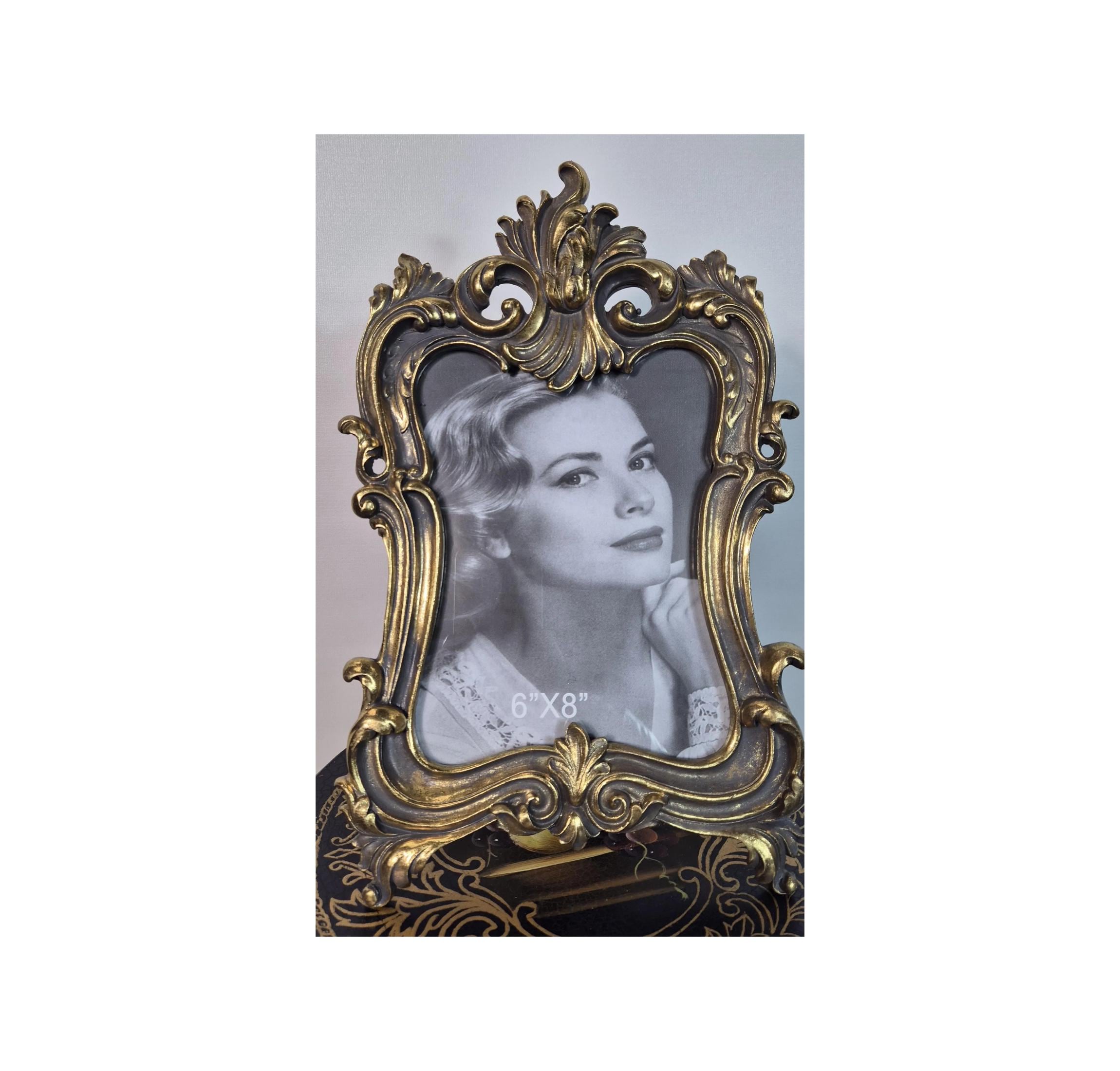 アンティークゴールドのフォトフレーム。バロックスタイルの装飾