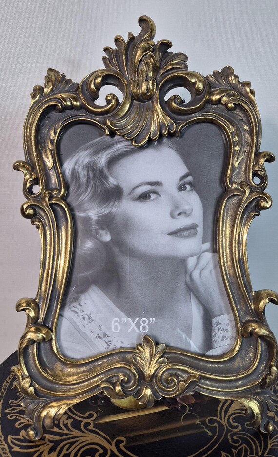 アンティークゴールドのフォトフレーム。バロックスタイルの装飾