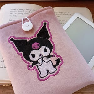 KUROMI, fait main, broderie pour livre électronique, étui kindle scribe, étui kindle paperwhite, étui couleur kobo libra, broderie KUROMI, cadeau