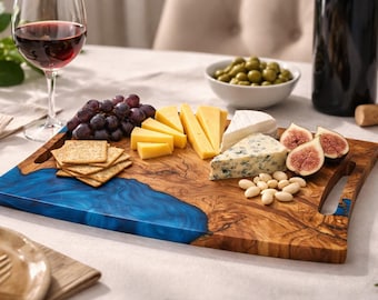 Gepersonaliseerde olijfhouten kaasplank, aangepaste epoxy serveerplank huwelijkscadeau, rustieke charcuterieplank