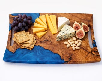 Gepersonaliseerde olijfhouten epoxy kaasplank, rustieke charcuterie serveren huwelijkscadeau