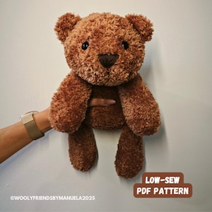 Könnte beinhalten: Ein brauner Teddybär mit schwarzen Augen und einer braunen Nase. Der Bär sitzt mit ausgestreckten Armen. Der Text "LOW-SEW PDF PATTERN" ist in der rechten unteren Ecke des Bildes zu sehen.