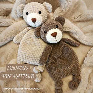 Könnte beinhalten: Zwei gehäkelte Teddybär-Amigurumi-Spielzeuge. Eines ist beige und das andere braun. Beide haben ein weißes Gesicht mit schwarzen Augen und einer braunen Nase. Der Text "LOW-SEW PDF PATTERN" befindet sich am unteren Rand des Bildes. Der Copyright-Text "©WOOLYFRIENDSBYMANUELA2025" befindet sich am unteren Rand des Bildes.