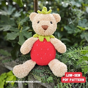 Könnte beinhalten: Ein Teddybär-Plüschtier mit einem Erdbeerkörper, einem grünen Blattkragen und einer Krone. Der Bär hat eine braune Nase und Augen. Der Text "LOW-SEW PDF PATTERN" ist in einem roten Feld zu sehen. Der Bär sitzt auf einer Steinoberfläche.