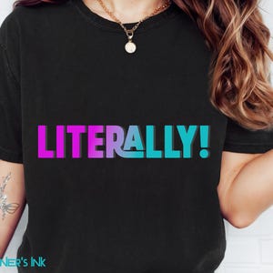 Camiseta literalmente estética, camiseta retrô grande, camiseta com fonte de presente, camiseta gradiente, camiseta com tipografia, camiseta gráfica dos anos 80, camiseta com declaração atrevida