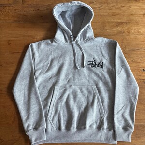 Felpa con cappuccio Stüssy grigia con logo sul retro - M - Nuova, mai indossata