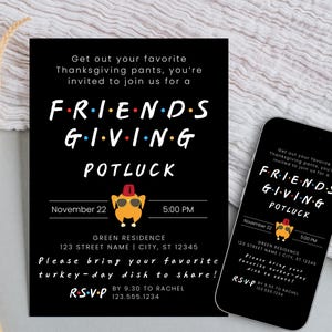 Puede incluir: Invitación negra para una cena de Acción de Gracias con el texto "FRIENDS GIVING POTLUCK". La invitación incluye la fecha, la hora y la dirección. Un smartphone muestra la misma invitación. El texto de la invitación dice: "¡Por favor, trae tu plato favorito del día del pavo para compartir!"
