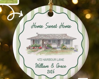 Puede incluir: Un adorno de cerámica redondo con una ilustración en acuarela de una casa, el texto Home Sweet Home, 472 Harbour Lane, William & Grace y 2026. El fondo tiene rayas verticales de color verde claro y blanco con un cordón dorado para colgar.