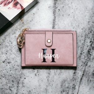 Llavero personalizado con inicial y nombre, bonito monedero con cremallera, monedero vegano de piel sintética personalizado, regalo para dama de honor.