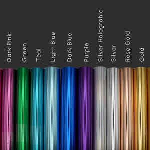 Op de afbeelding: Een verzameling kleurrijke vinylrollen in verschillende tinten, waaronder rood, roze, groen, blauw en goud. De afbeelding toont de namen van de kleuren boven elke rol, zoals "Rood", "Teal" en "Regenboog".