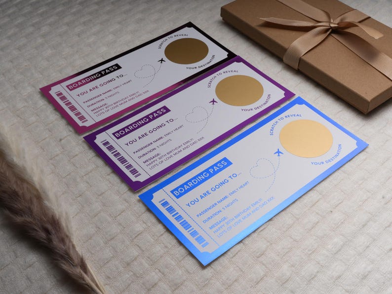 Op de afbeelding: Drie kleurrijke instapkaartjes met een gouden krasgebied om een bestemming te onthullen. De kaartjes hebben een vliegtuig- en hartontwerp. De tekst op de kaartjes luidt "Boarding Pass You Are Going To..."