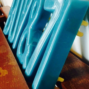 Peut inclure: Chiffres en plastique bleu orthographiant "1987" mont&eacute;s sur une surface en bois.