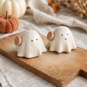 Set di saliera e pepiera a forma di fantasma, in ceramica fatta a mano, perfette per Halloween, un tocco spettrale per la cucina e la tavola autunnale.