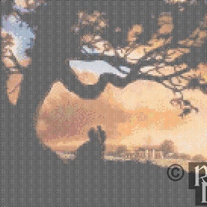 以下が含まれることがあります： 夕焼けの風景の前に立っているカップルを描いたクロスステッチのパターン。パターンは茶色、オレンジ、青の色合いです。