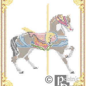 Peut inclure: Un cheval de carrousel brun avec une selle rouge, jaune et bleue. Le cheval est debout sur un fond blanc avec un poteau jaune au centre.