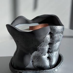 Bougie pour torse d&#39;homme : figurine artisanale en cire de soja noire