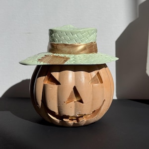 Bougie citrouille avec chapeau d&#39;épouvantail menthe : décoration d&#39;Halloween rustique