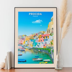 Op de afbeelding: Een kleurrijke illustratie van de stad Procida in Italië, met een blauwe lucht en boten in het water. De tekst "Procida" en "Italie" staat op de poster gedrukt.