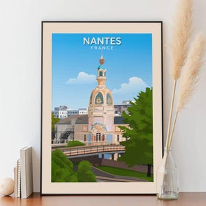 Peut inclure: Une affiche de voyage vintage représentant une illustration colorée d'un bâtiment à Nantes, en France. Le bâtiment a un toit pointu et une tour d'horloge. L'affiche est sur fond de ciel bleu avec des nuages blancs.