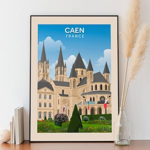 Può includere: Un'illustrazione colorata dell'Abbaye aux Hommes a Caen, in Francia. L'illustrazione presenta un grande edificio beige con più torri e un prato verde di fronte. Il testo "CAEN FRANCE" è in cima all'illustrazione.